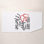 Krankenschwester fühlt sich am Nachtschlafen siche Badehandtuch (Badehandtuch)