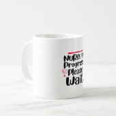 Krankenschwester Geschenke im Gange Bitte warten Kaffeetasse (Vorderseite Links)