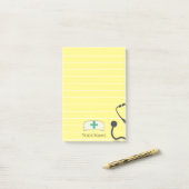 Krankenschwester Hat medizinisches Stethoskop Gelb Post-it Klebezettel (Auf Schreibtisch)