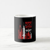 Krankenschwester-Hexen-Halloween-Skyline-Design_1 Kaffeetasse (Mittel)