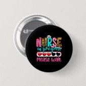 Krankenschwester in Arbeit Bitte warten Krankenpfl Button (Vorne & Hinten)