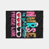 Krankenschwester in Arbeit Bitte warten Krankenpfl Fleecedecke (Vorderseite (Horizontal))