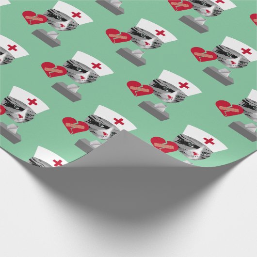Krankenschwester-Katze mit defektem Herzen und Geschenkpapier (Ecke)
