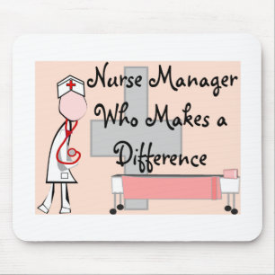 Krankenschwester-Manager, der ein Mousepad