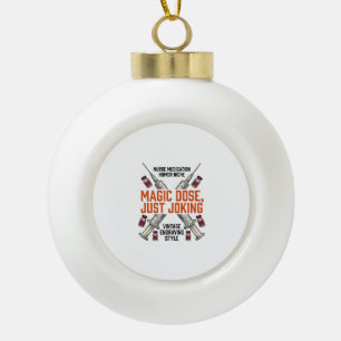 Krankenschwester-Medikament-Humor-Witchy-Dosis-Vin Keramik Kugel-Ornament