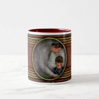 Krankenschwester - Mending Spirits 1939 Zweifarbige Tasse