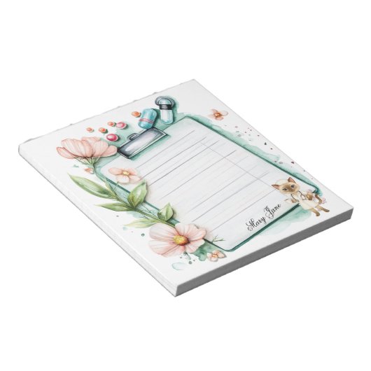 Krankenschwester mit einer Tasse Kaffee Notizblock (angewinkelt)