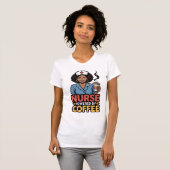 Krankenschwester mit Kaffee angetriebenes T-Shirt (Vorne ganz)