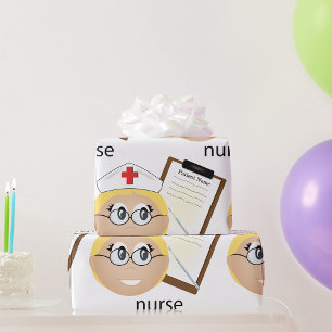 Krankenschwester mit medizinischem Klemmbrett und  Geschenkpapier