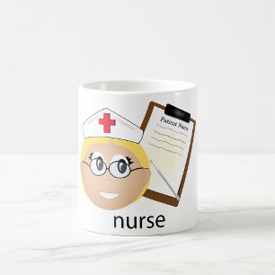 Krankenschwester mit medizinischer Zwischenablage Kaffeetasse
