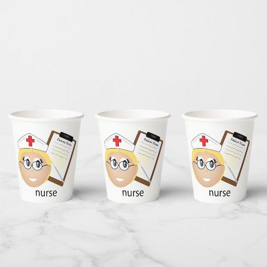 Krankenschwester mit medizinischer Zwischenablage Pappbecher