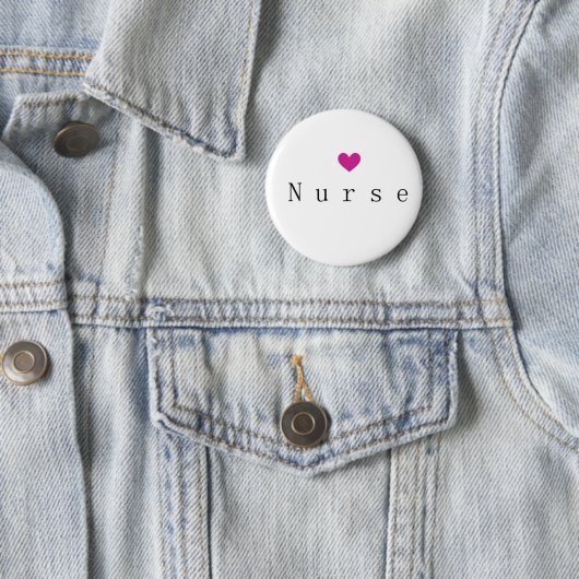 Krankenschwester mit rosa Herz Button (Beispiel)