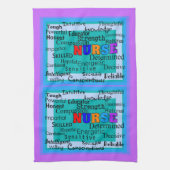 Krankenschwester-Positiv fasst Geschirrtuch ab (Vertikal)