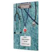 Krankenschwester scheuert sich im aquamarinen klemmbrett (Links)