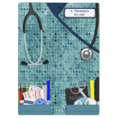 Krankenschwester scheuert sich im aquamarinen klemmbrett (Rückseite)