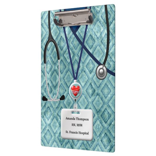 Krankenschwester scheuert sich im aquamarinen klemmbrett (Links)