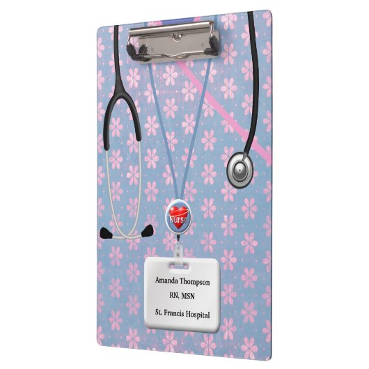 Krankenschwester scheuert sich im Blumen-Muster Klemmbrett (Links)