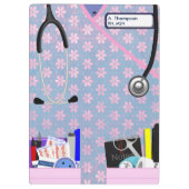 Krankenschwester scheuert sich im Blumen-Muster Klemmbrett (Rückseite)