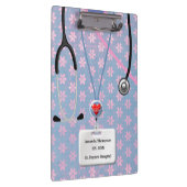 Krankenschwester scheuert sich im Blumen-Muster Klemmbrett (Rechts)