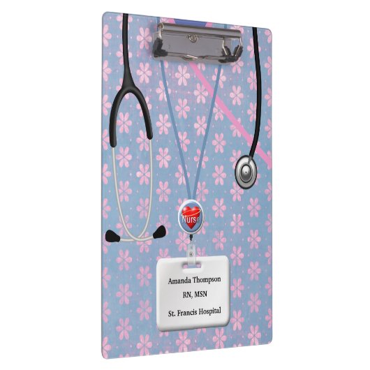 Krankenschwester scheuert sich im Blumen-Muster Klemmbrett (Rechts)