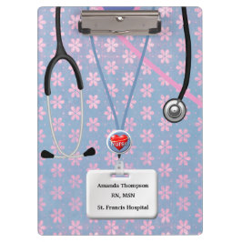 Krankenschwester scheuert sich im Blumen-Muster Klemmbrett