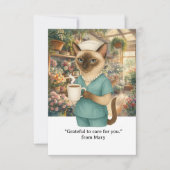 Krankenschwester trinkt Kaffee vor dem Blumenladen Dankeskarte (Vorderseite)