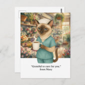 Krankenschwester trinkt Kaffee vor dem Blumenladen Postkarte (Vorne/Hinten)