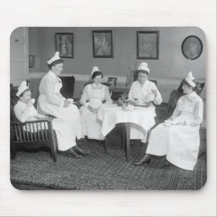 Krankenschwestern beim Tee, Anfang 1900er Mousepad