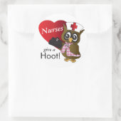 Krankenschwestern geben ein Hoot Cartoon Owl Runder Aufkleber (Tasche)