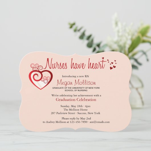 Krankenschwestern haben Herz-Abschluss-Einladung Einladung (Stehend Vorderseite)