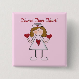 Krankenschwestern haben Herz-T-Shirts und Geschenk Button