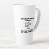 Krankenschwestern in Notunterkünften ernähren sich Milchtasse (Rechte Ecke)