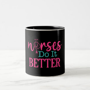 Krankenschwestern machen es besser lustige Geschen Zweifarbige Tasse