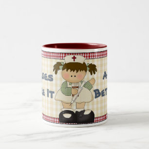 Krankenschwestern machen es zu einer besseren Tass Zweifarbige Tasse