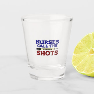 Krankenschwestern nennen die Shots Schnapsglas