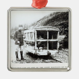 Krankenwagen-Auto auf einer der Kleinbahnen Silbernes Ornament