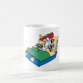Kranker Hund im Bett Kaffeetasse (Mittel)