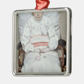 Krankes Mädchen Ornament Aus Metall (Links)