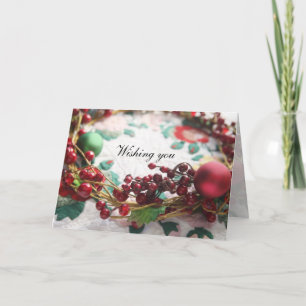 Kranz mit Beeren an einem Weihnachtskuchen Feiertagskarte