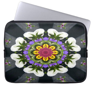 Kranz von Stiefmütterchen... Laptopschutzhülle