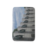 Kränze am World War II Memorial Badematte (Vorderseite Vertikal)