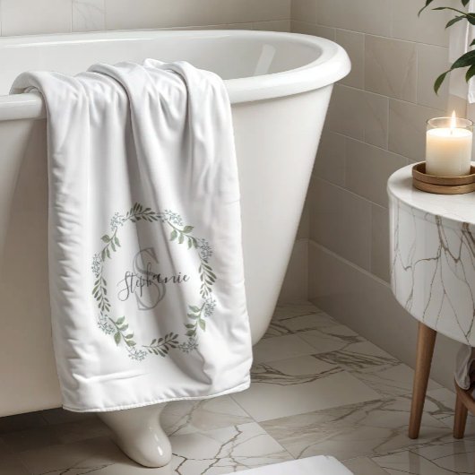 Kränze aus botanischem Salbeigrün mit Monogramm Badehandtuch