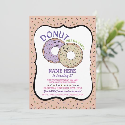 Krapfen-Rosa Krapfen-Fräulein-The Party Birthday Einladung (Stehend Vorderseite)