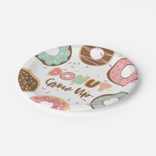 Krapfen wachsen Pappteller auf (Schrägansicht)