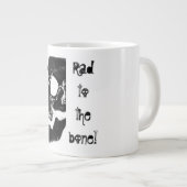 "Krass zum Knochen!" mit dem menschlichen Schädel Jumbo-Tasse (Vorderseite Rechts)