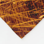Kratzen auf metallischem goldfarbenem Hintergrund. Fleecedecke (Ecke)