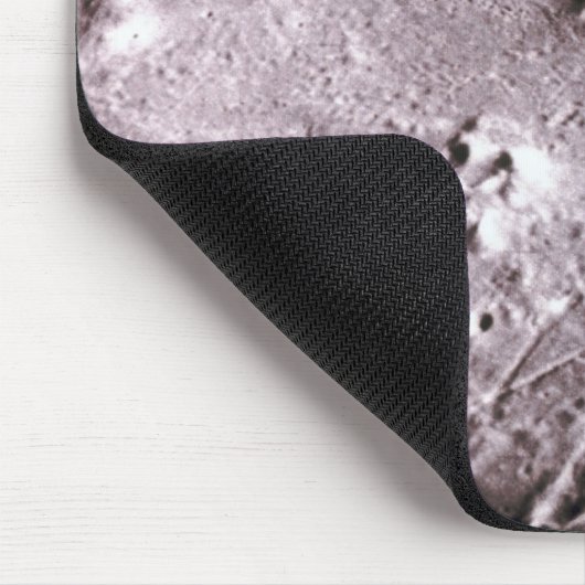 Kratzer auf dem Mond Mousepad (Ecke)