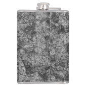 Kratzer auf einem leicht gepunkteten Grau Flachmann (Rückseite)