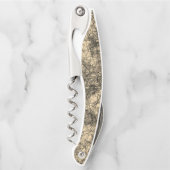 Kratzer auf einem leicht gepunkteten Khaki Kellnermesser (Vorderseite)