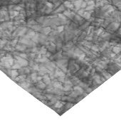 Kratzer auf leicht gepunktetem Grau und Schwarz Tischdecke (Schrägansicht)